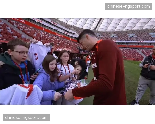 世锦赛观众席现感人一幕：波兰残疾小球迷获全体运动员签名泳帽